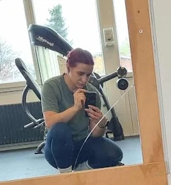 Viktorija i grøn trøje foran træningscenterets spejl